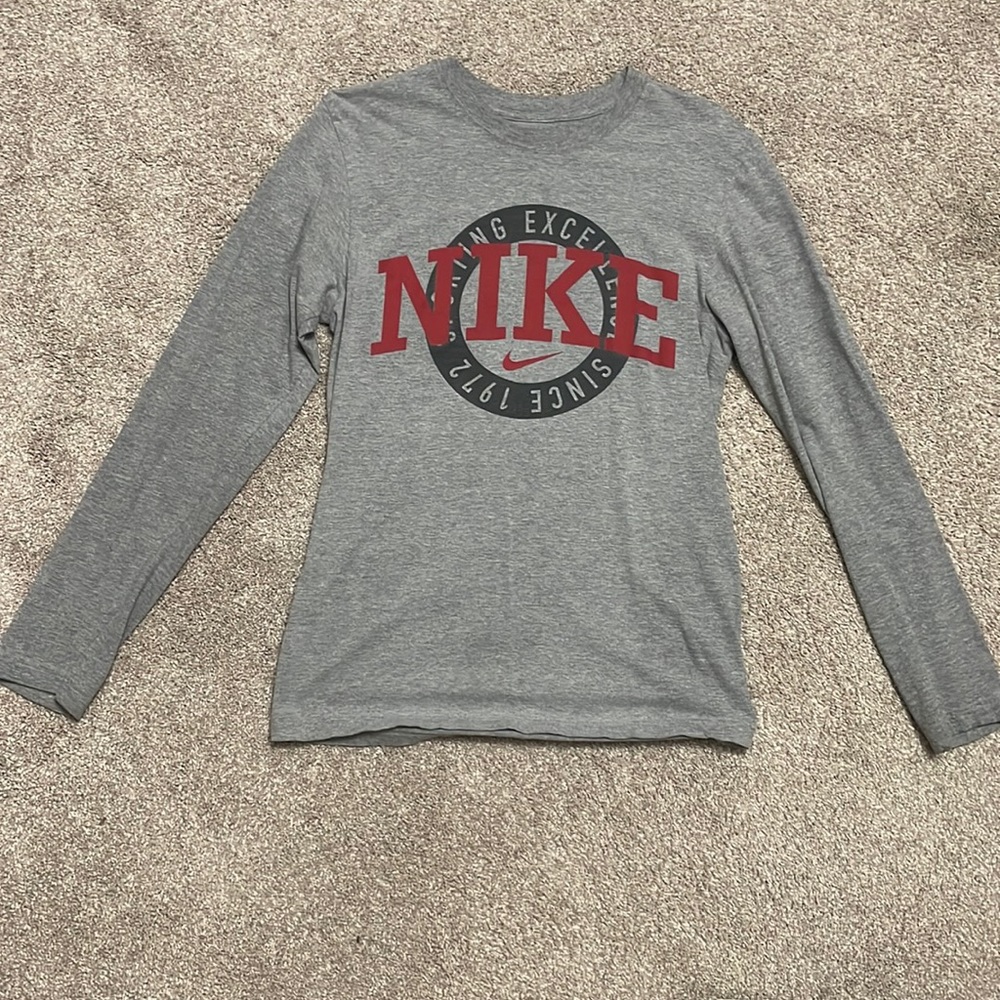 Worn a few times. Men’s Nike LS